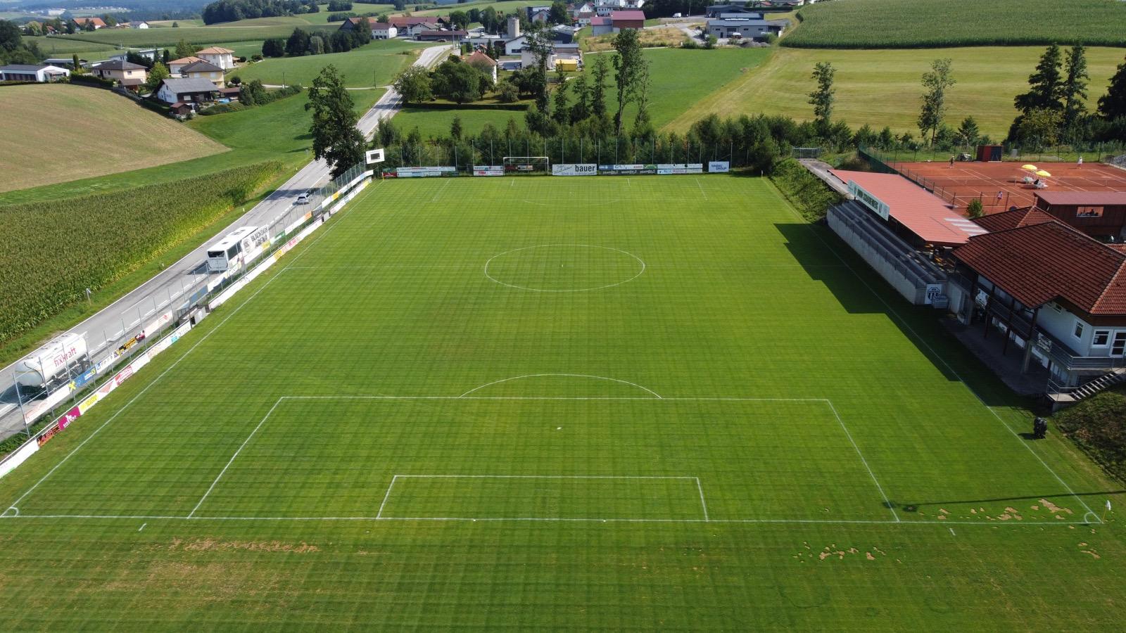 Luftaufnahme Hauptfeld und Vereinsheim